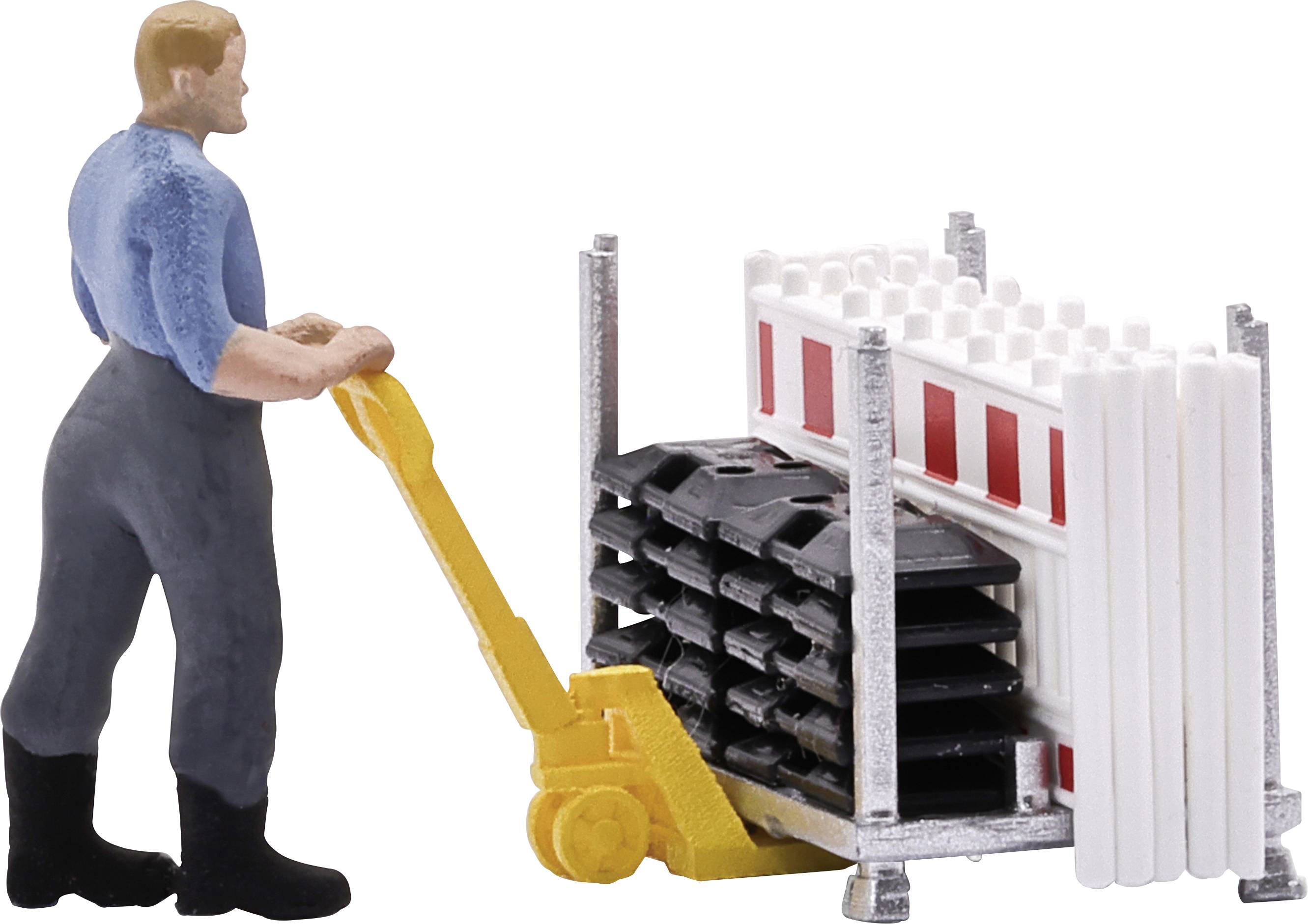 Un miniature ouvrier utilisant un transpalette jaune pour déplacer une palette empilée de matériaux de construction blancs et noirs.