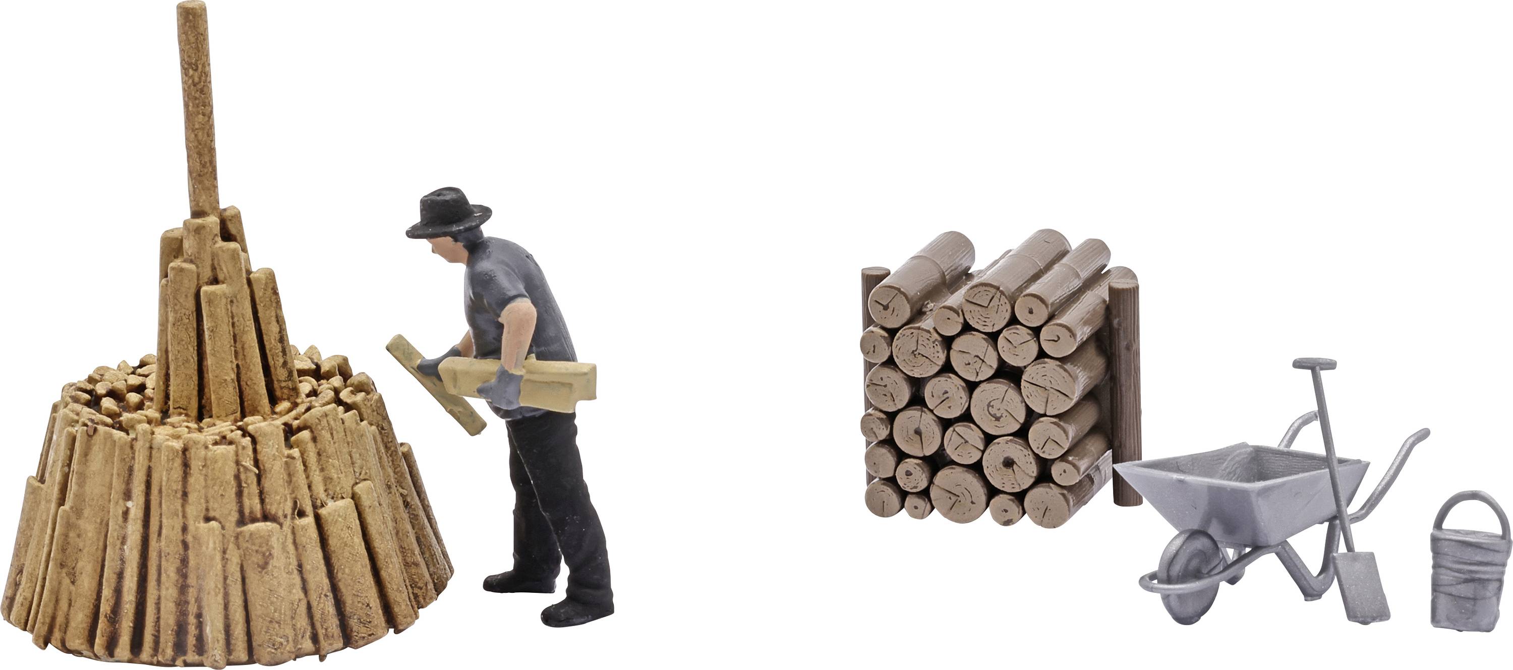 Petit bûcheron en miniature avec hache et bûches empilées à côté d'un tas de bois, un fagot de bois coupé, une brouette et un seau sur fond blanc.