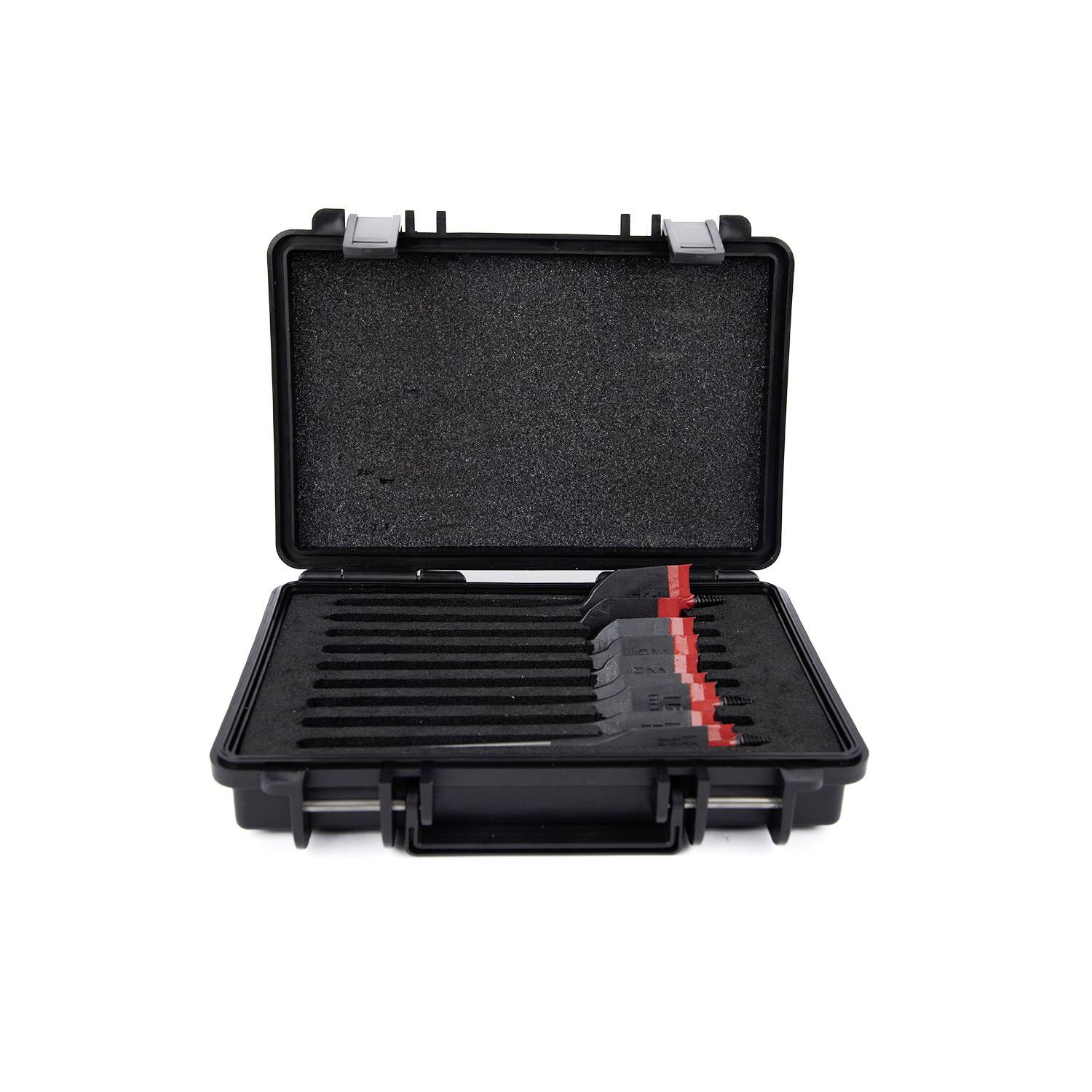 Étui de protection noir ouvert avec insert en mousse contenant plusieurs outils ou lames noirs avec des manches à rayures rouges.