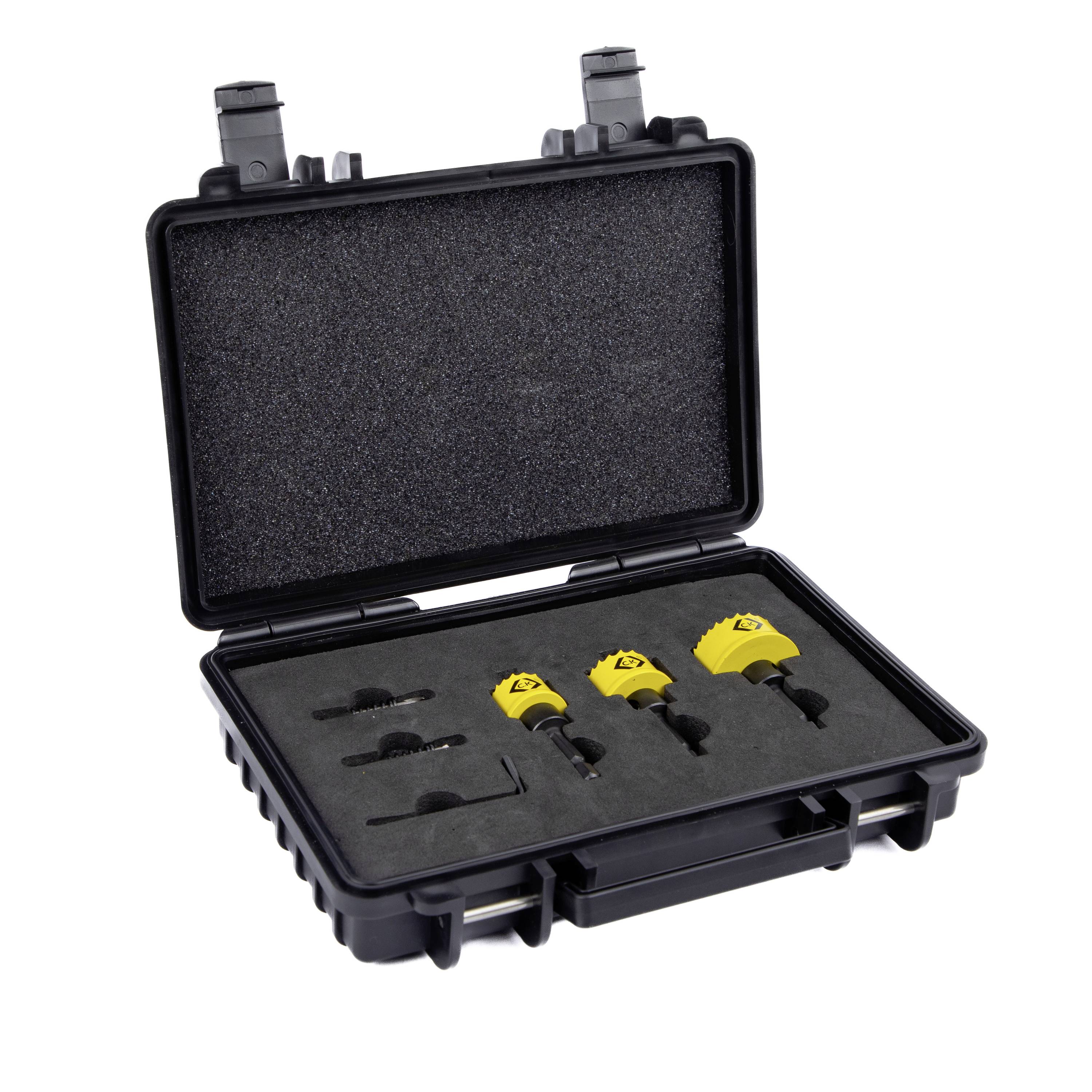 Étui de protection noir ouvert avec insert en mousse maintenant quatre accessoires d'outils jaunes et noirs.