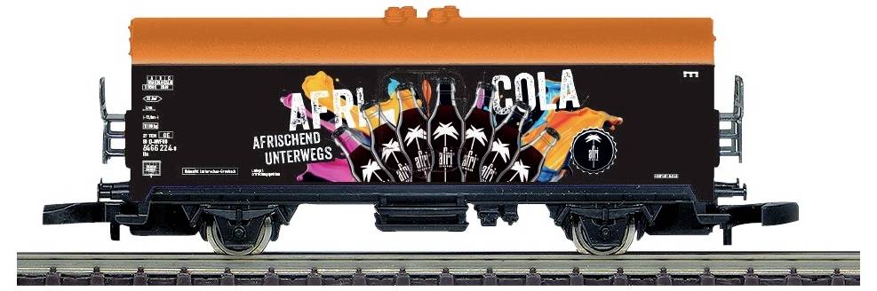 Wagon trémie de fret couvert de graffitis orange et noir avec la marque « FRISCHEND UNTERWEGS », montré en vue latérale sur des rails de chemin de fer.