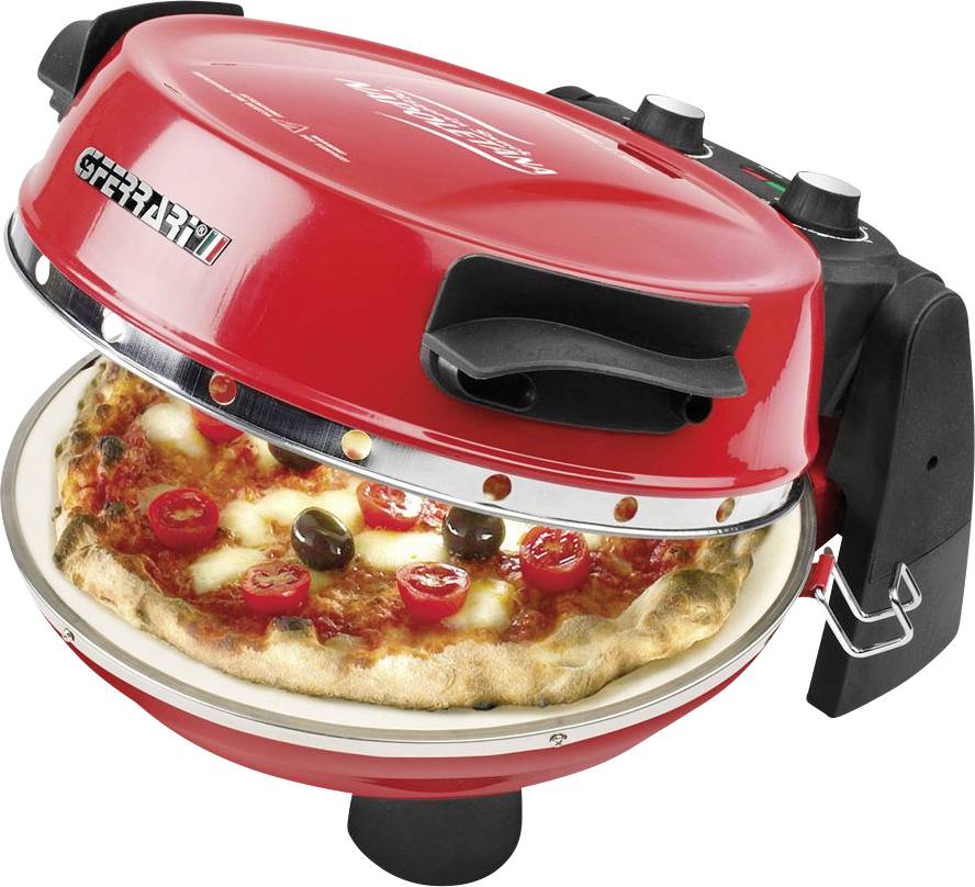 Four à pizza rouge avec une pizza en train de cuire à l'intérieur, montré avec le couvercle ouvert pour révéler la nourriture et la surface de cuisson.