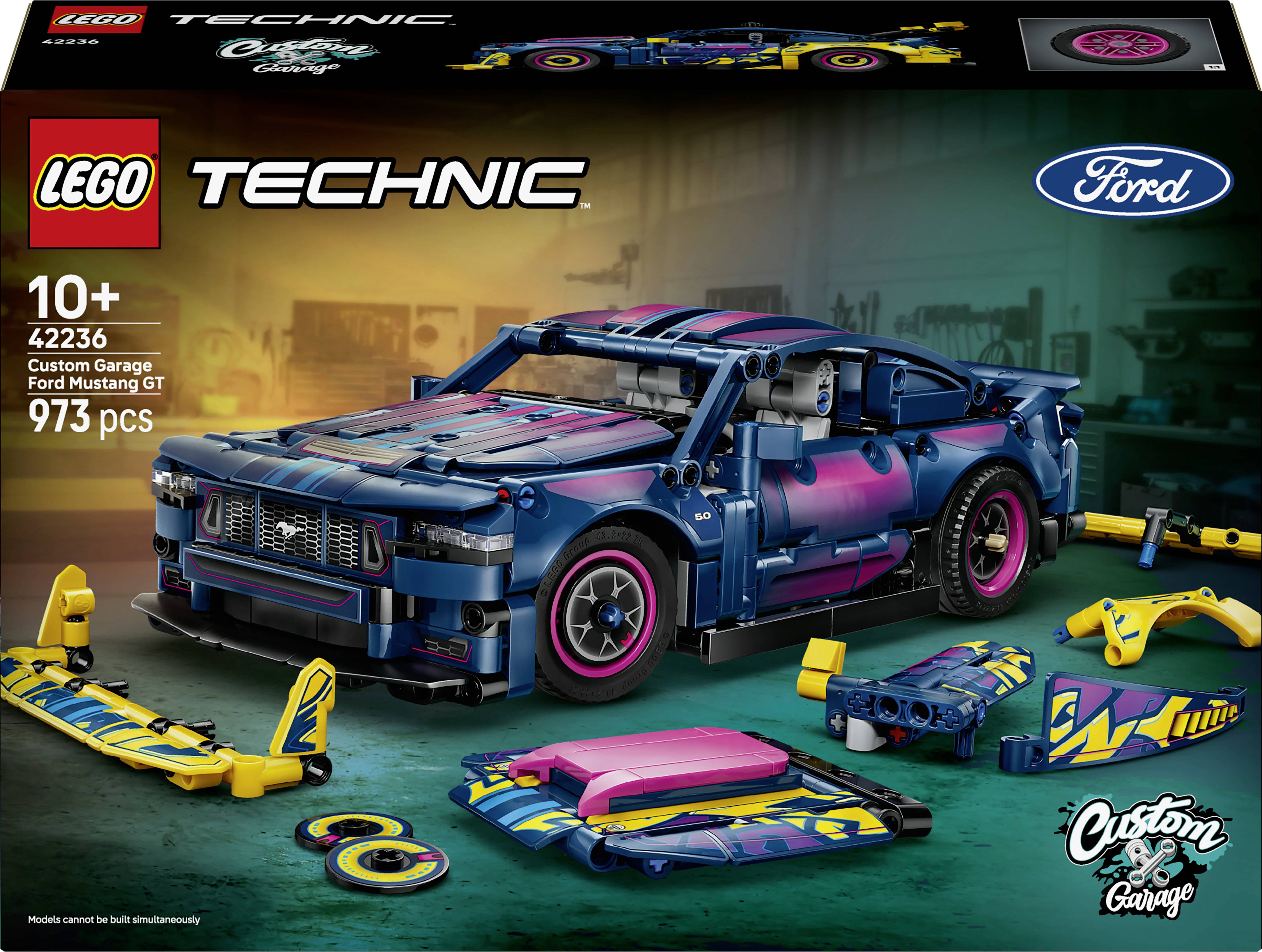 Boîte de la série LEGO Technic Ford Mustang « Custom Garage » montrant un modèle de Mustang bleu et rose avec des pièces personnalisées supplémentaires ; 973 pièces, à partir de 10 ans, série 42236.