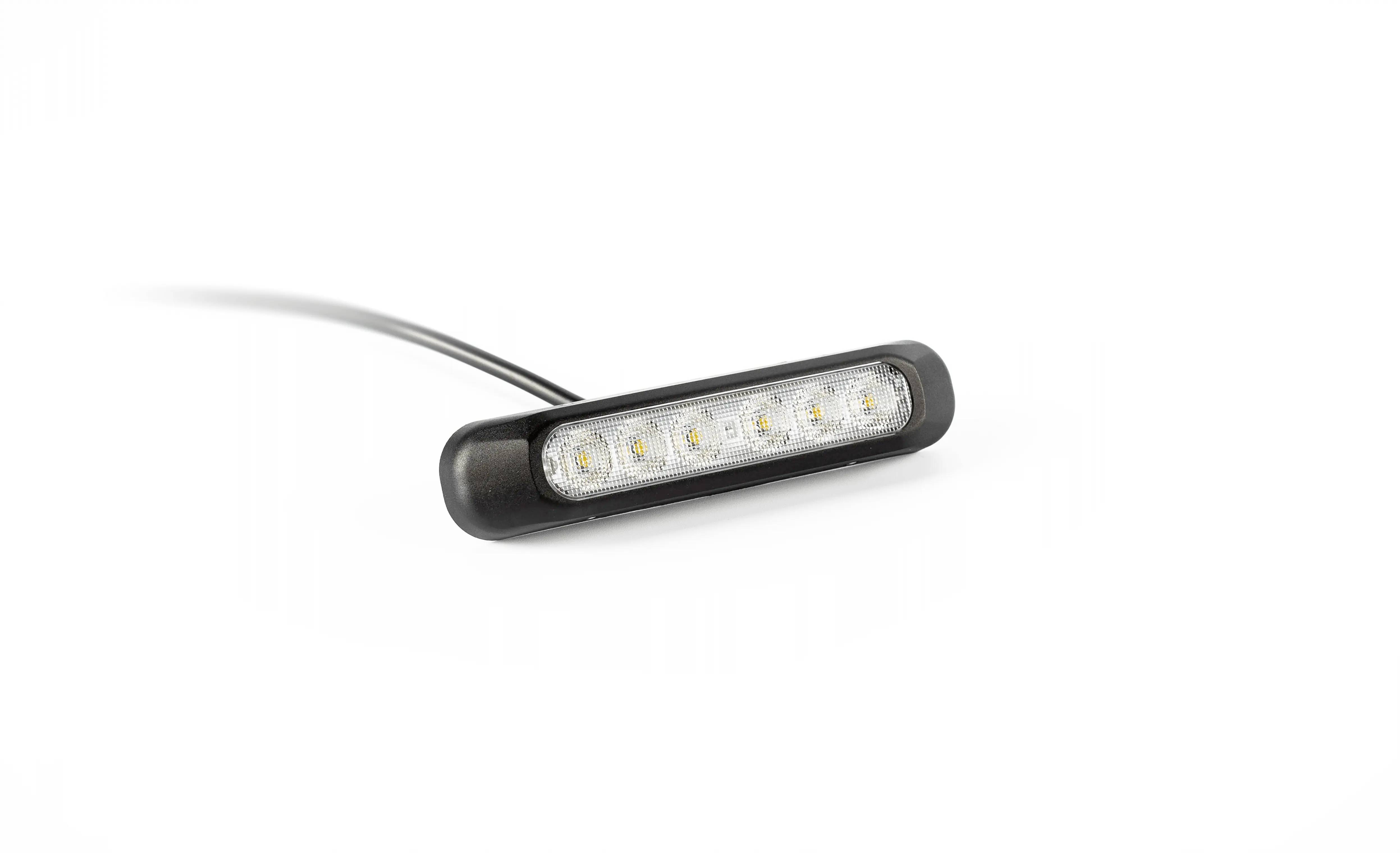 Barre lumineuse LED noire avec câble sur fond blanc