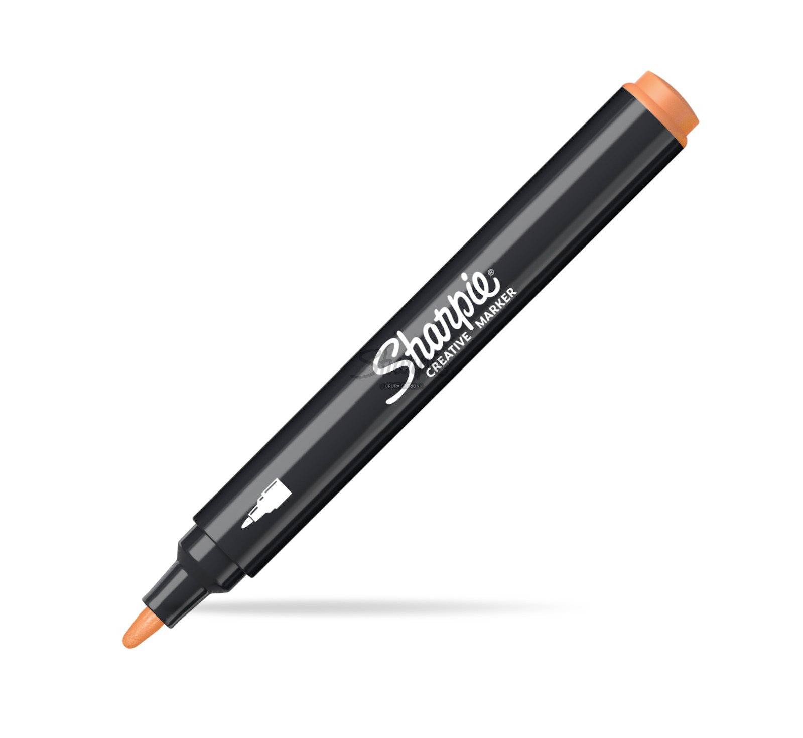 Marqueur créatif Sharpie noir avec capuchon et pointe orange, présenté en diagonale sur un fond blanc.