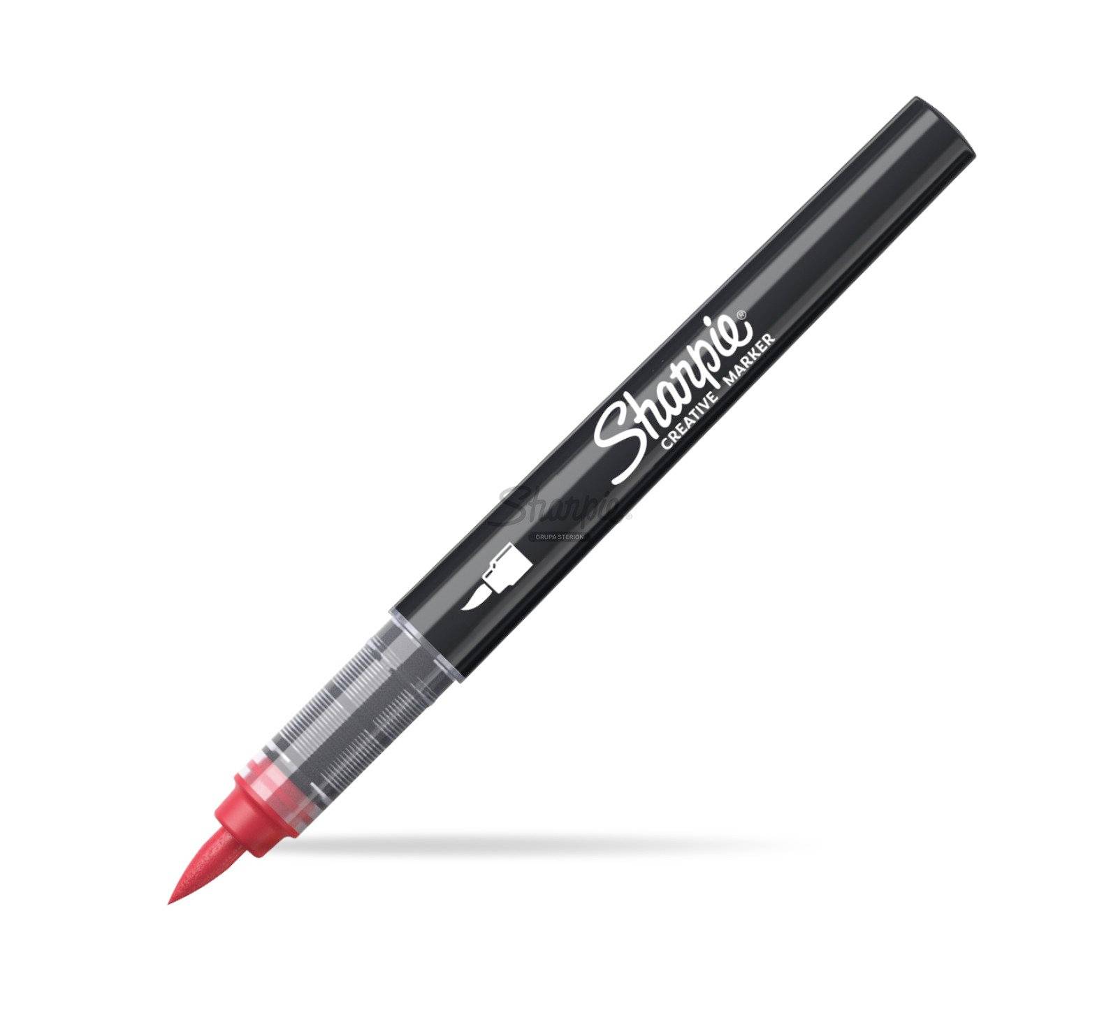 Marqueur créatif Black Sharpie avec pointe rouge, présenté en diagonale sur un fond blanc.