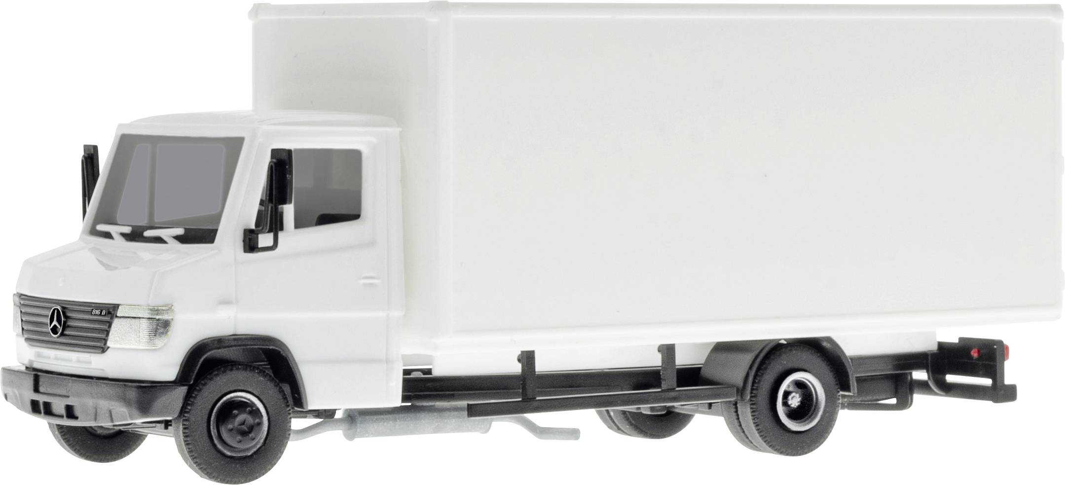 Camion blanc avec une longue carrosserie de cargo fermée, vue de côté sur un fond uni.