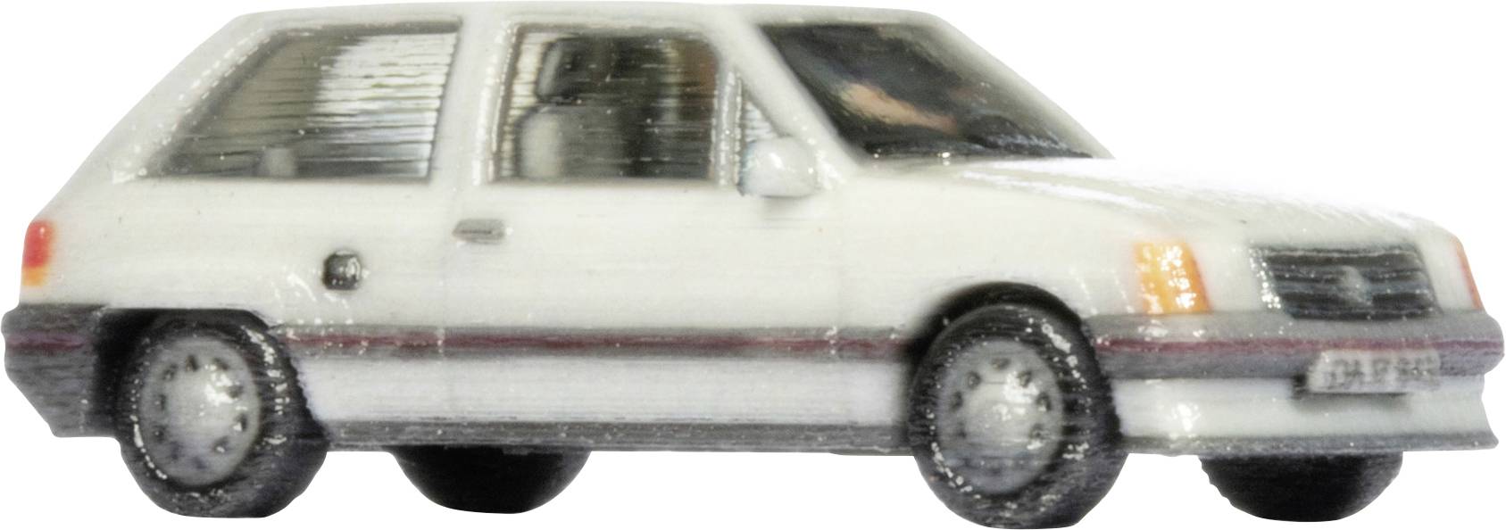 Voiture berline quatre portes blanche présentée en vue de profil sur un fond blanc uni, avec une bande de carrosserie inférieure grise et des feux avant et arrière visibles.