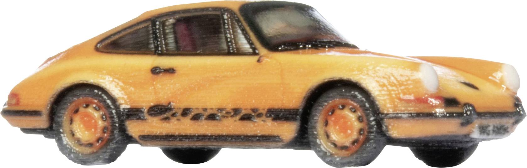 Voiture de sport jouet orange présentée en vue latérale, avec des détails noirs et blancs et des roues orange.