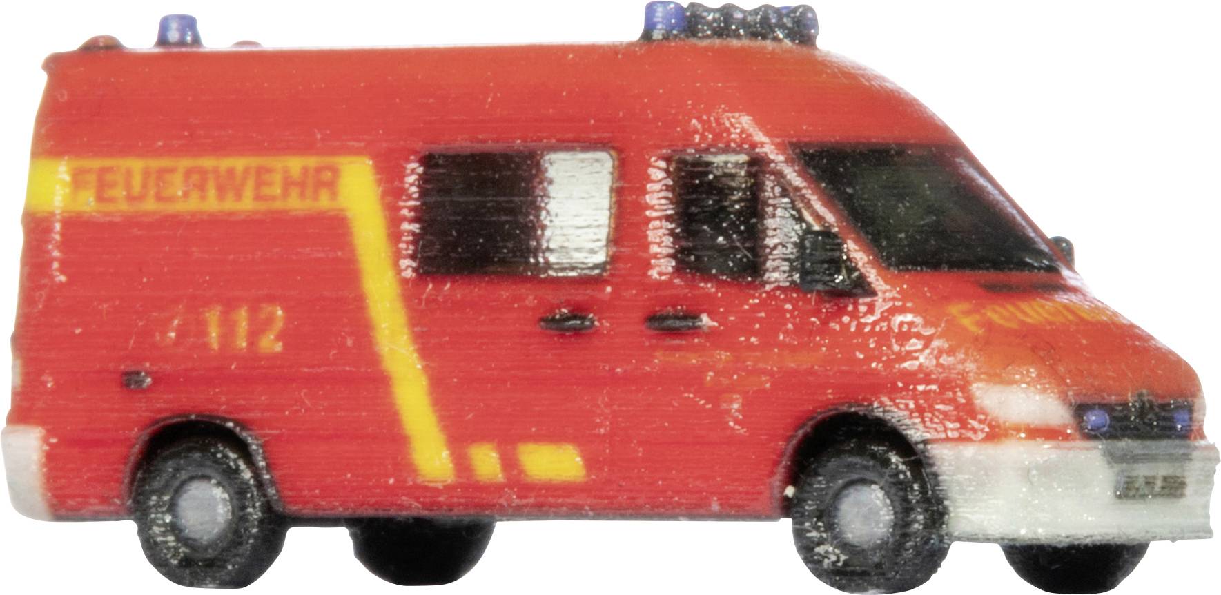 Camion de pompiers rouge jouet étiqueté « FEUERWEHR » et « 112 », présenté en vue latérale sur un fond blanc.