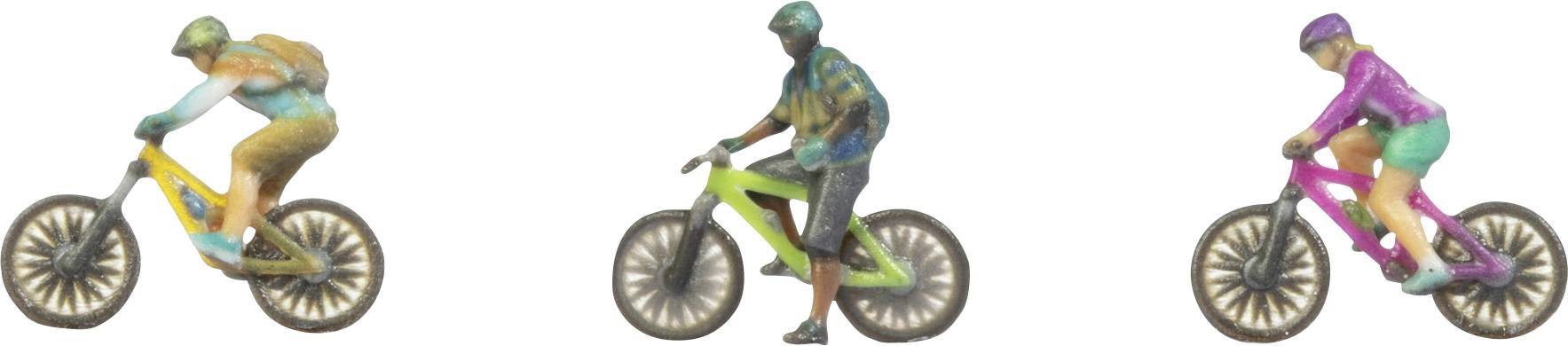 Trois cyclistes vêtus de tenues de couleurs différentes chevauchant des vélos de montagne côte à côte sur un fond blanc.
