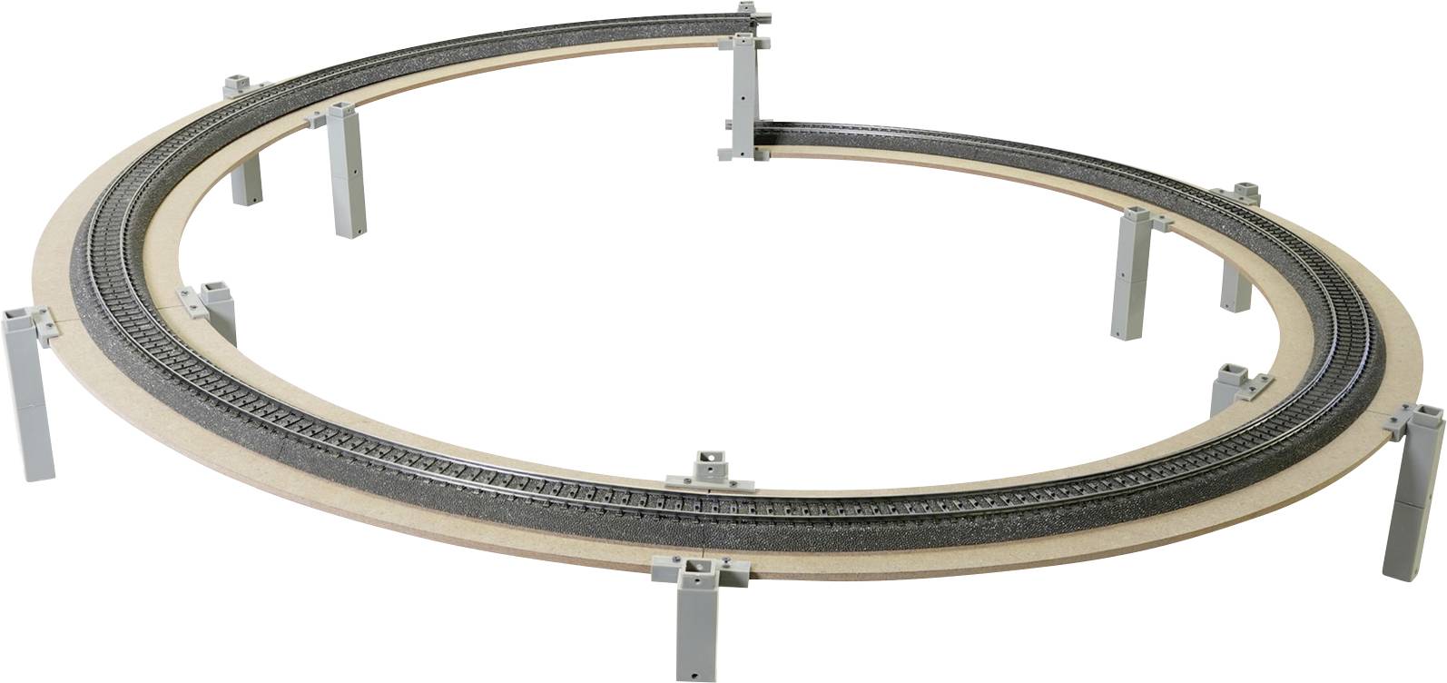 Une piste de train miniature de forme ovale avec une ligne aérienne surélevée et des poteaux de support sur un fond blanc.