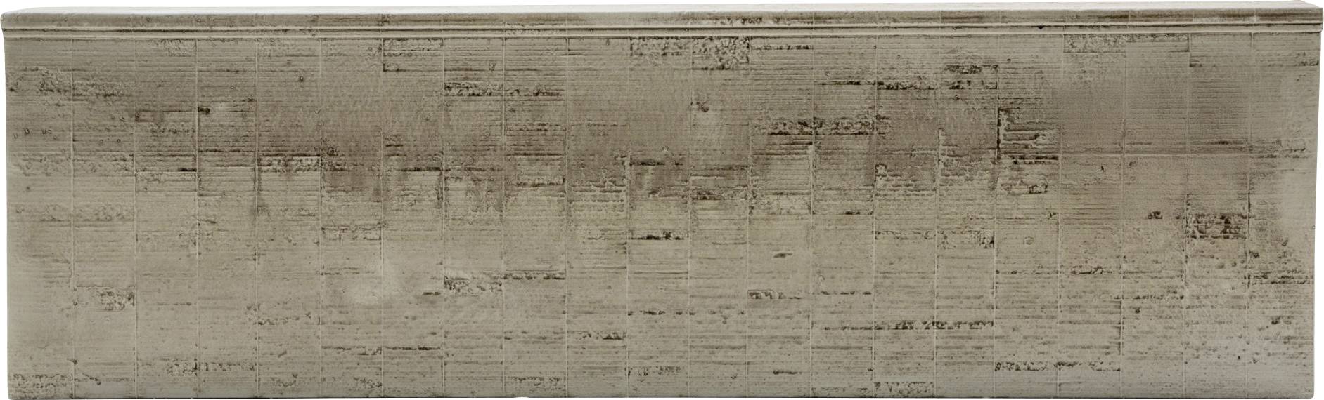 Une longue planche en bois beige de forme rectangulaire avec une surface usée et patinée, marquée par de légères rayures verticales.