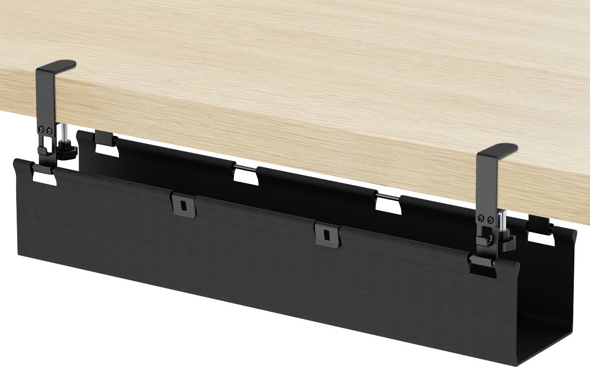 Plateau de gestion des câbles noir sous le bureau, clipsé sur le bord d'un bureau en bois, retenant et dissimulant les cordon sous le plateau de travail.