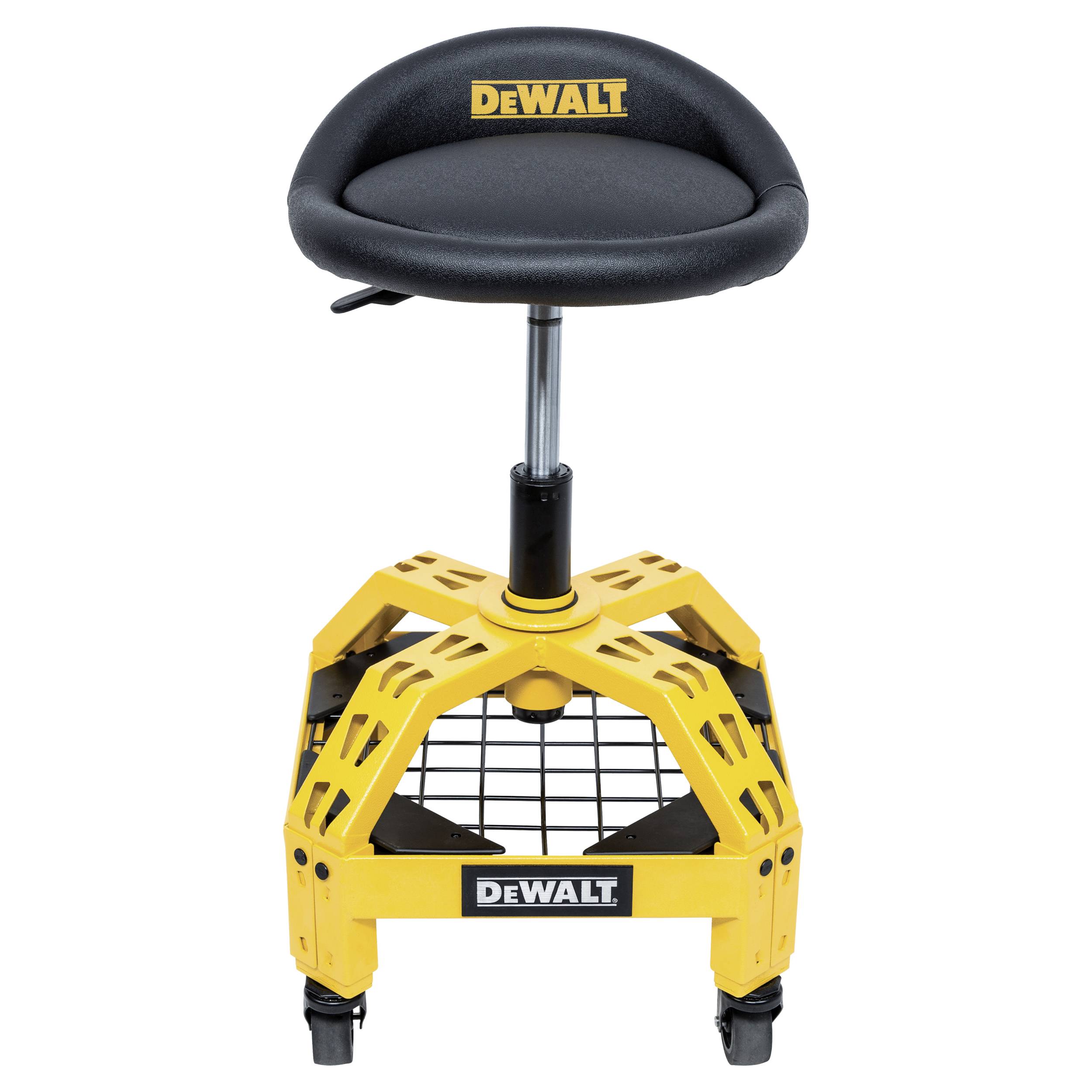 Tabouret d'atelier roulant DeWalt avec siège rembourré sans dossier, poteau à hauteur réglable, cadre de rangement d'outils jaune et roulettes.