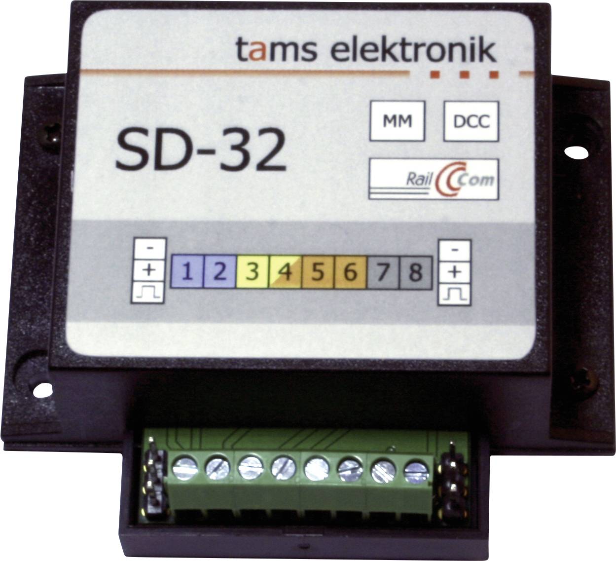 Vue de face d'un décodeur de rail 'tams elektronik SD-32' MM/DCC avec bornes de sortie numérotées 1-8 et bloc de connecteur à vis.