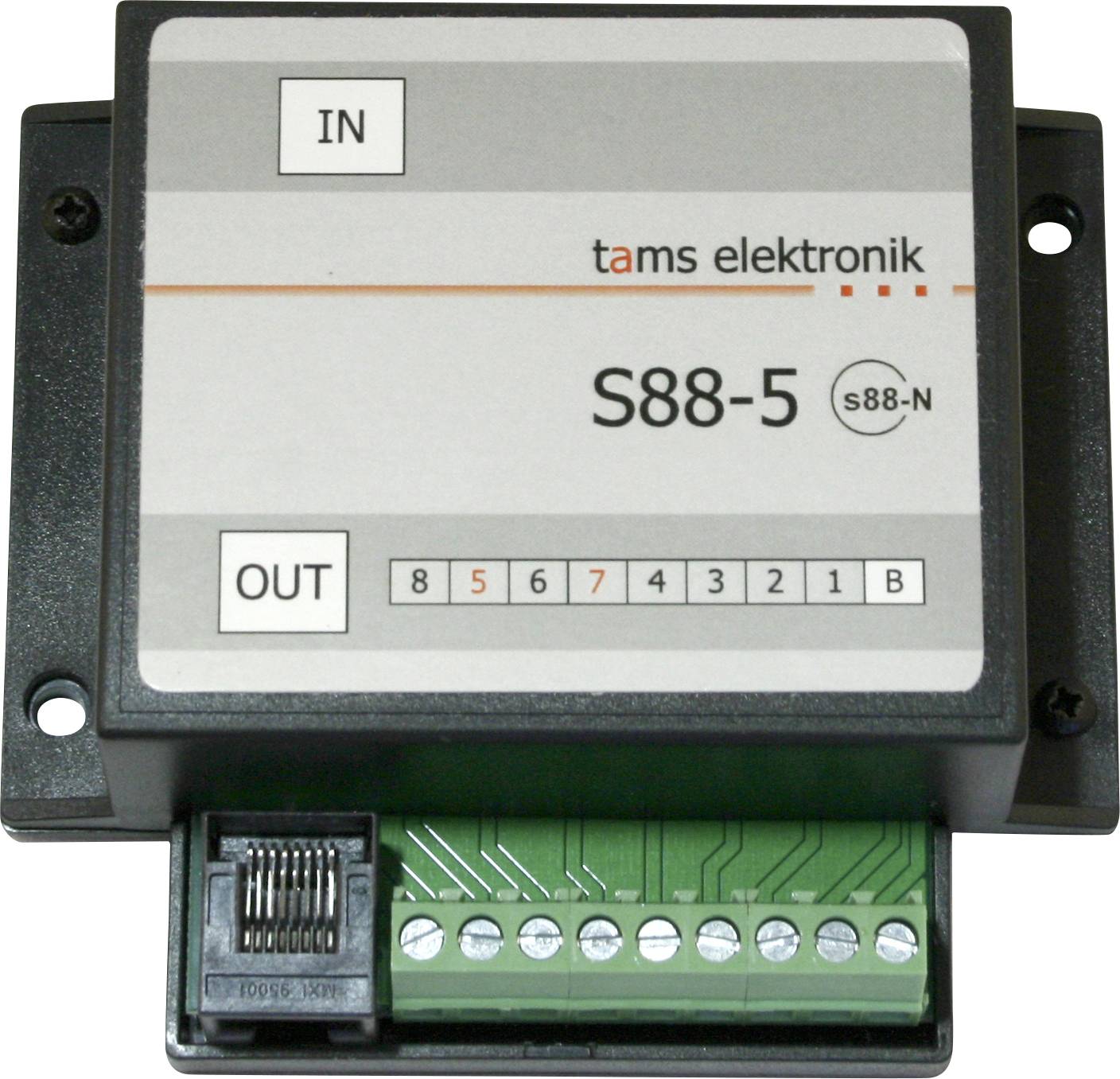 Photo d'un module Tams Elektronik S88-5 S88-N avec des étiquettes d'entrée et de sortie, une rangée de ports numérotés et des bornes de connexion pour le câblage des appareils.