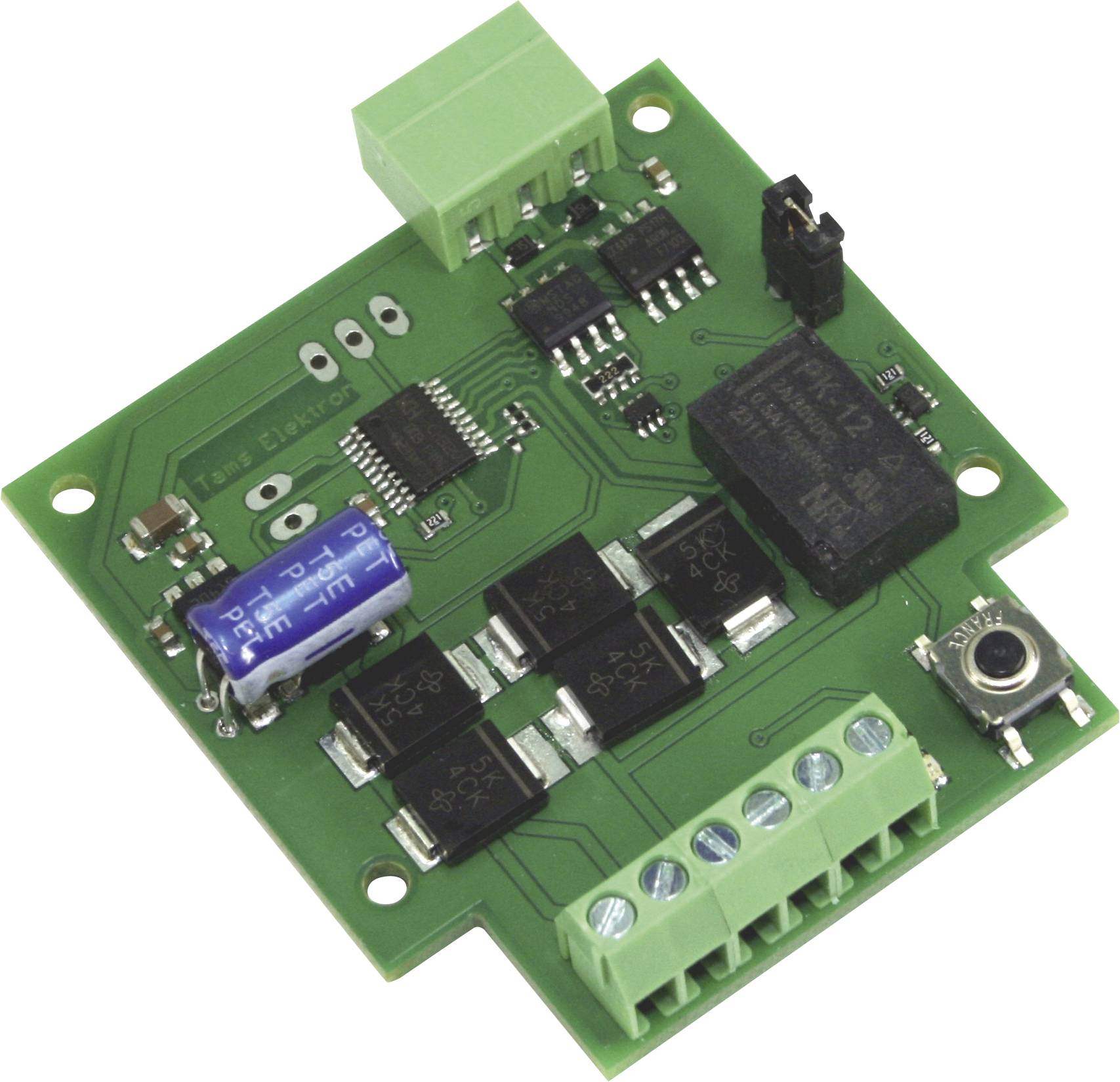 Carte de circuit imprimé verte avec blocs de bornes, puces électroniques et un petit bouton poussoir, présentée sur un fond blanc.