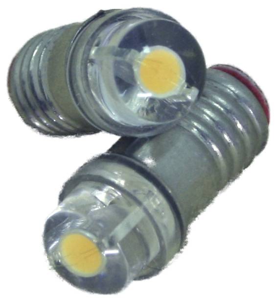 Deux ampoules LED rapprochées avec des bases filetées métalliques, l'une inclinée sur l'autre sur un fond blanc uni.