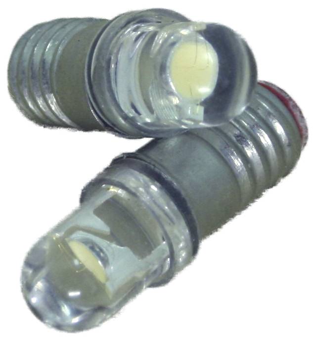 Deux ampoules LED en gros plan, l'une allumée, présentées sur un fond blanc.