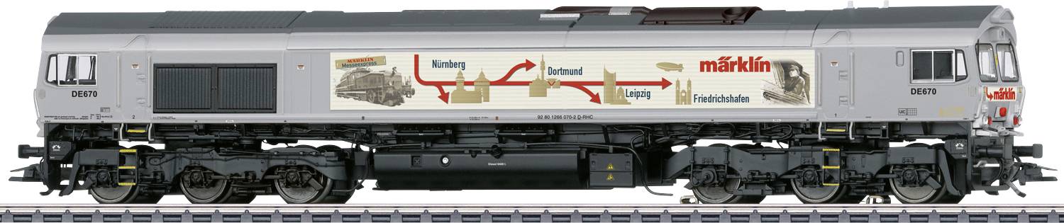Vue latérale d'une maquette de locomotive de marchandises grise Märklin sur rail, avec marquage rouge et diagramme de flèches sur le côté.
