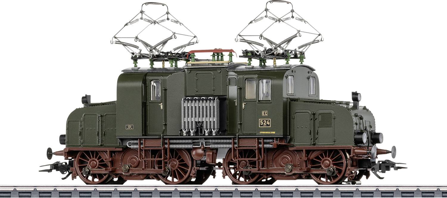 Vue de côté d'une locomotive électrique verte vintage sur des rails, avec des pantographes aériens et des roues rouges détaillées.