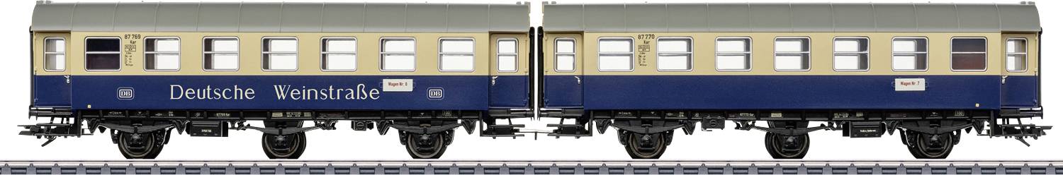 Vue latérale de deux voitures de train vintage connectées portant l'inscription « Deutsche Weinstrasse » en livrée bleu et crème.