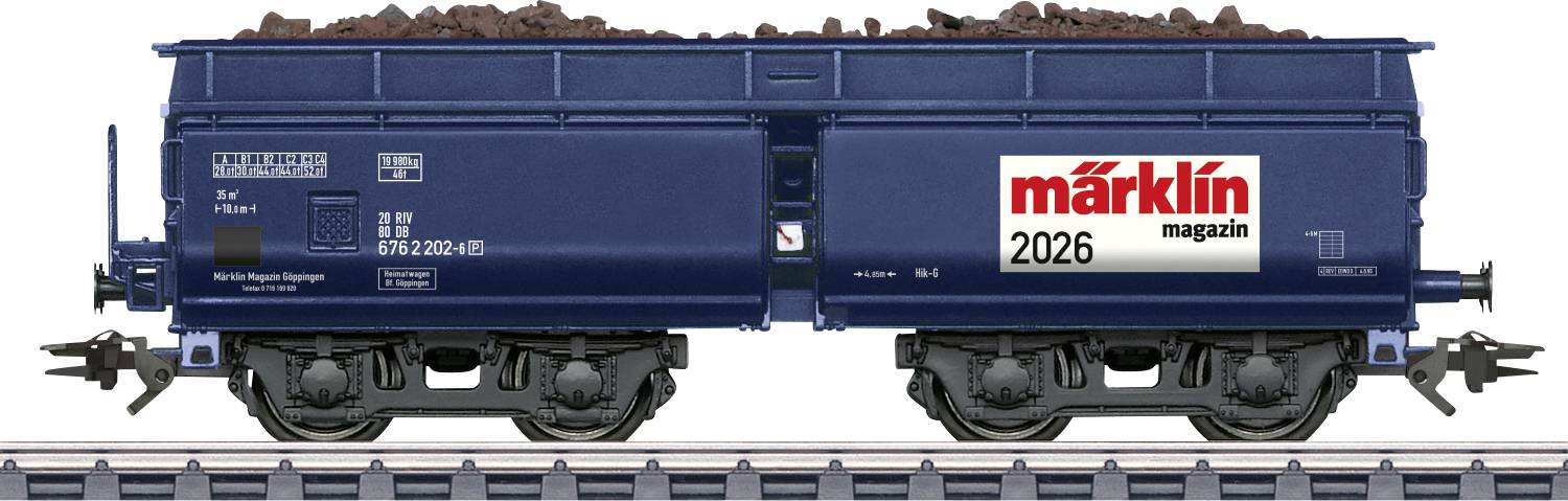 Vue latérale d'un wagon de marchandises Märklin bleu sur des rails, étiqueté « märklin magazin 2026 » sur le côté.