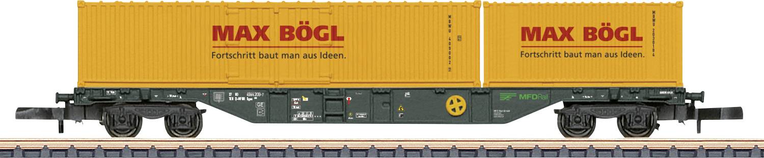 Deux conteneurs de transport orange MAX BÖGL sur un wagon de fret ferroviaire, avec le slogan « Le progrès se construit à partir d'idées. »