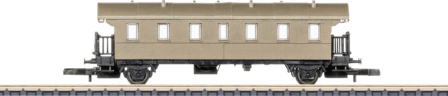 Une voiture de train passagers de couleur tan repose sur des rails de chemin de fer, présentée en vue latérale avec des fenêtres et un châssis inférieur noir.