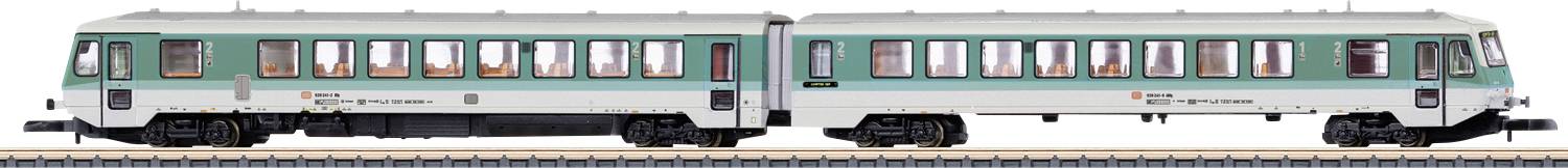 Illustration vue de côté de deux voitures de train de passagers argentées et vertes connectées avec des fenêtres et des portes sur des rails.