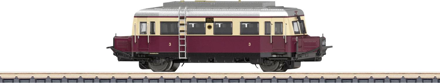 Vue latérale d'un wagon de chemin de fer vintage bordeaux et crème sur des rails sur fond blanc.