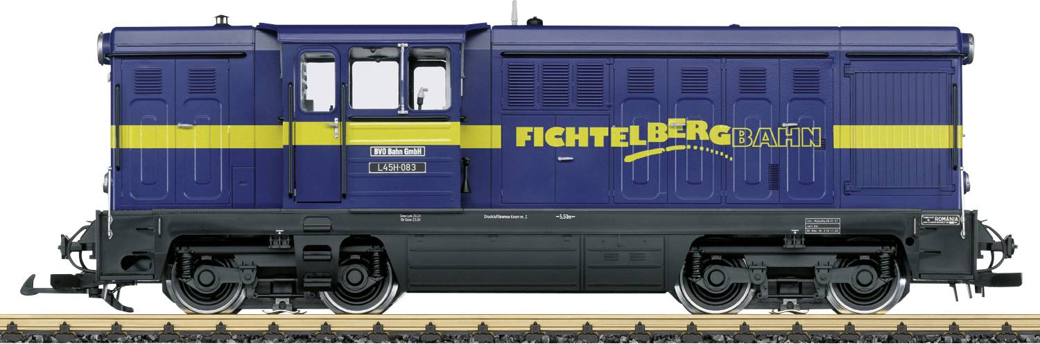 Locomotive Fichtelbergbahn bleu et jaune présentée de profil sur les rails, avec l'inscription « FICHTELBERG BAHN » sur le côté.