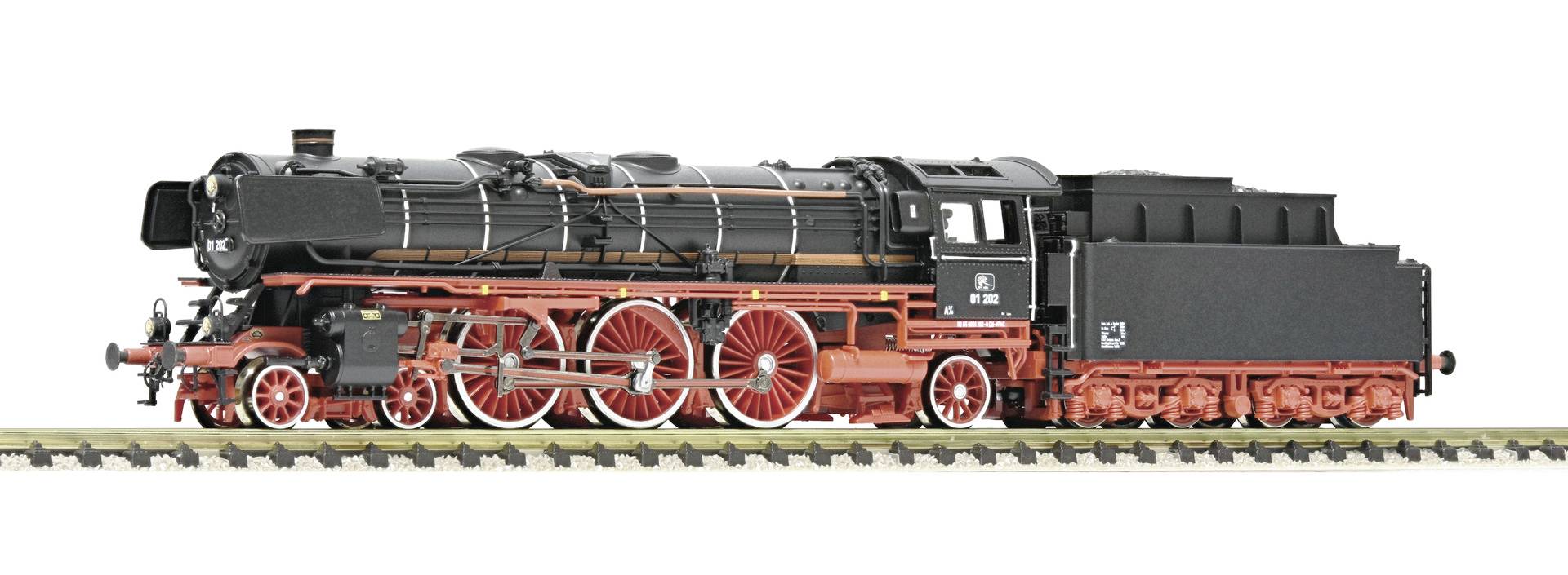 Vue latérale d'une locomotive à vapeur noire avec des roues et un châssis rouges, présentée sur un fond blanc.