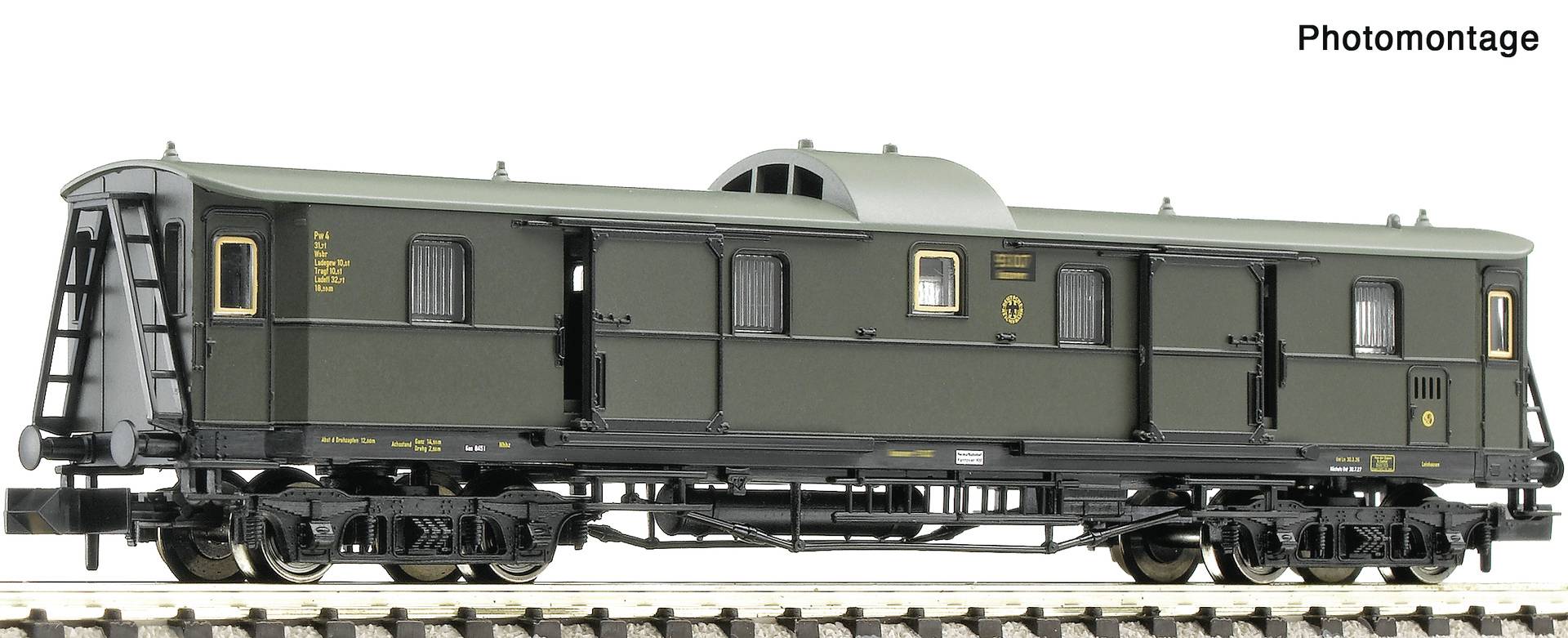 Voiture de passagers de train miniature portant l'étiquette « Deutsche Weinstraße » affichée sur les rails, photographiée en vue de côté avec le titre « Photomontage » au-dessus.