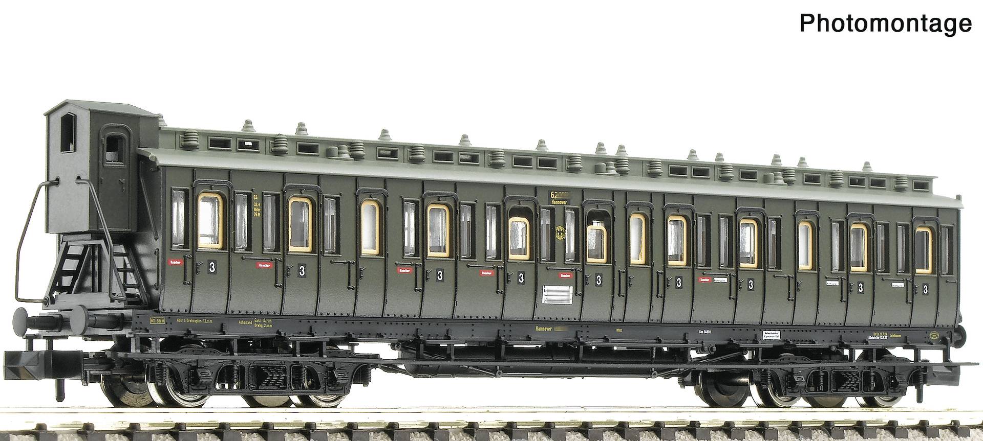 Seitenansicht einer SBB Cargo International Elektro-Güterlok mit orangefarbenem Skyline-Branding und angehobenem Stromabnehmer auf den Schienen.