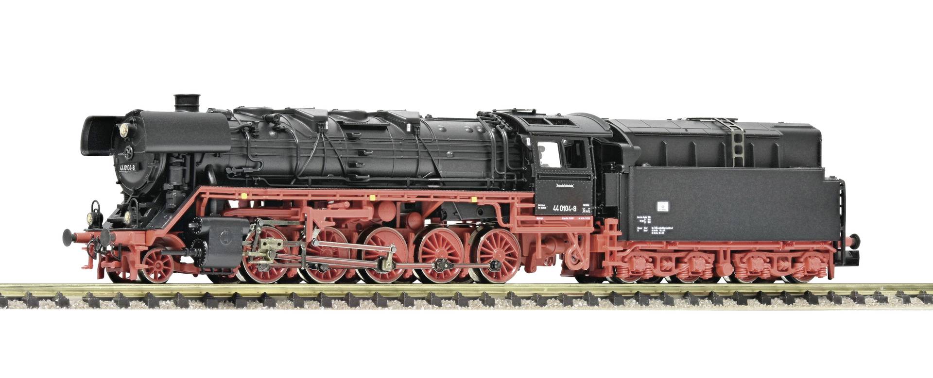 Ein roter DB Cargo Güterzug mit zwei gedeckten Güterwagen auf den Gleisen, gekennzeichnet mit „Full Load Solutions