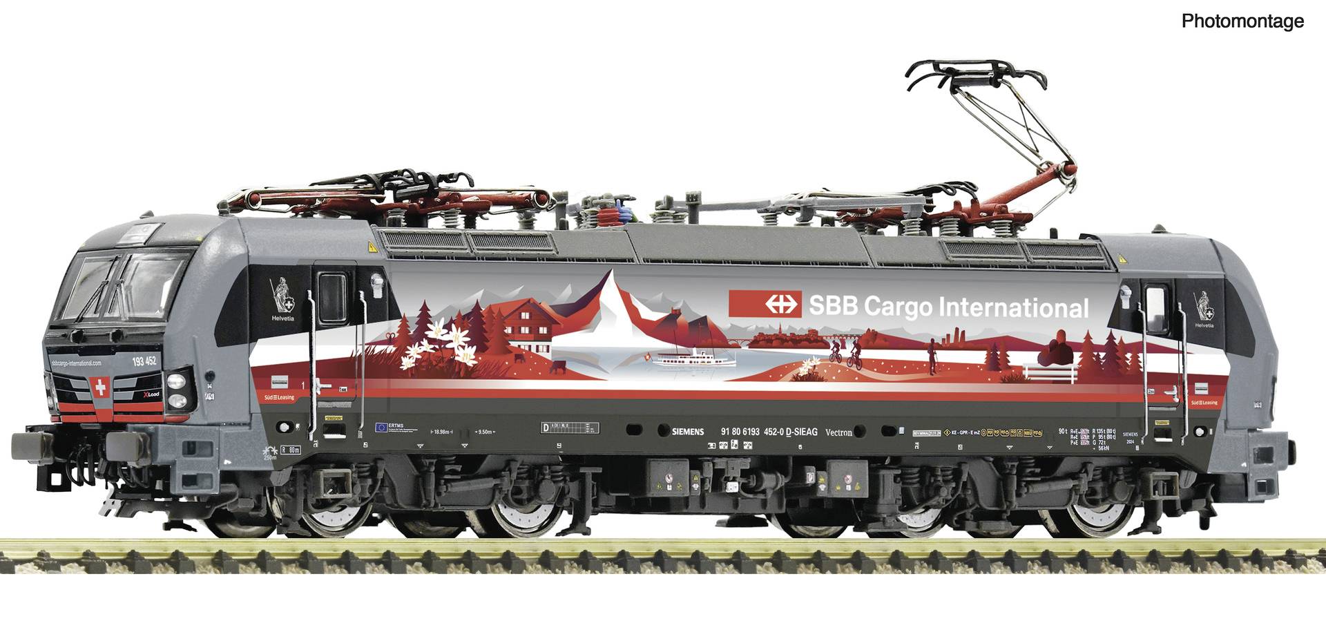 Vue latérale d'une locomotive de fret SBB Cargo International grise avec une livrée thématique montagnarde rouge et un équipement de toit, présentée sur des rails.