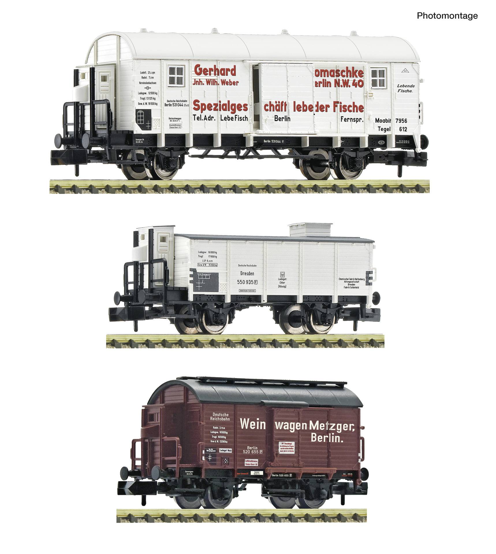 Trois wagons de marchandises vintage exposés : un wagon réfrigérant blanc, un fourgon blanc et un wagon à vin brun avec des inscriptions allemandes.