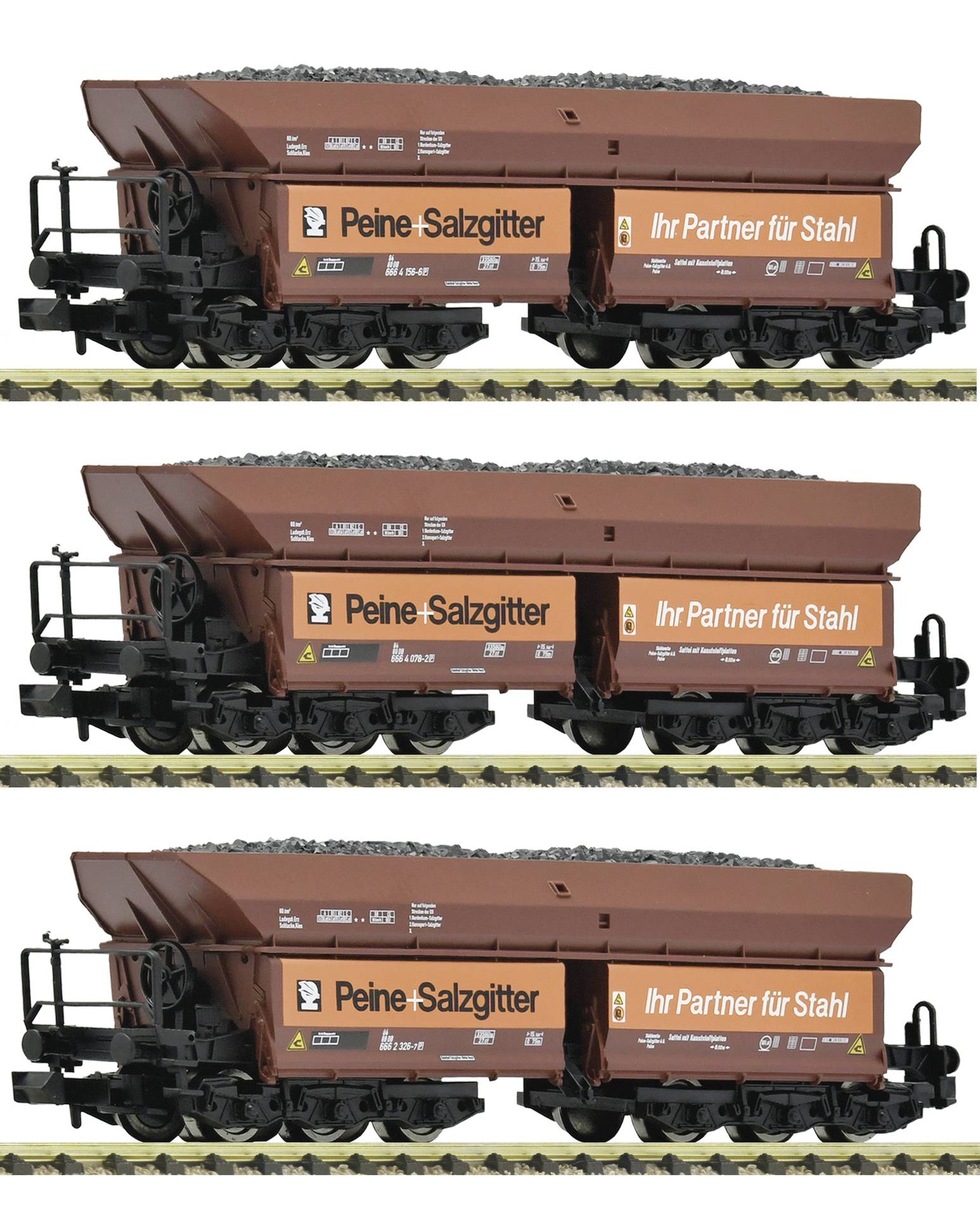 Fotomontage mit drei Ansichten eines roten Güterwagens mit Schüttwagen auf Schienen, zwei nebeneinander oben und eine zentriert unten.