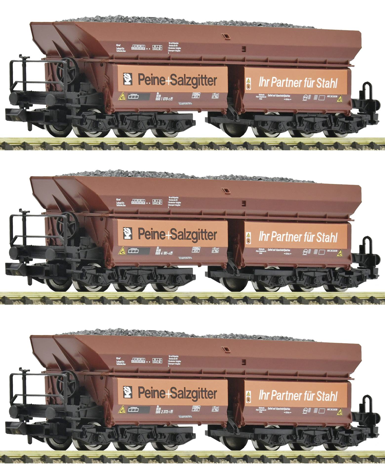 Trois vues d'un wagon de marchandises Peine-Salzgitter brun chargé de charbon, étiqueté « Ihr Partner für Stahl », présenté sur fond blanc.