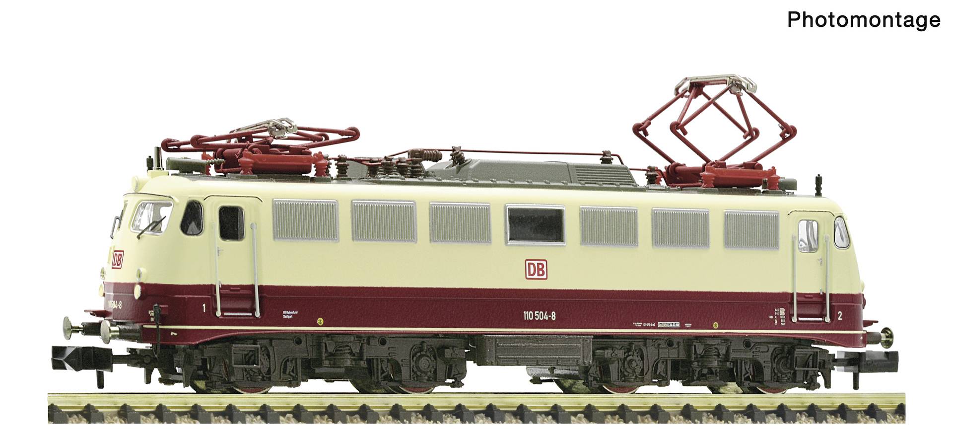 Vue de profil d'une locomotive électrique grise et blanche portant l'étiquette « rail adventure » avec pantographe relevé, présentée sous forme de photomontage.