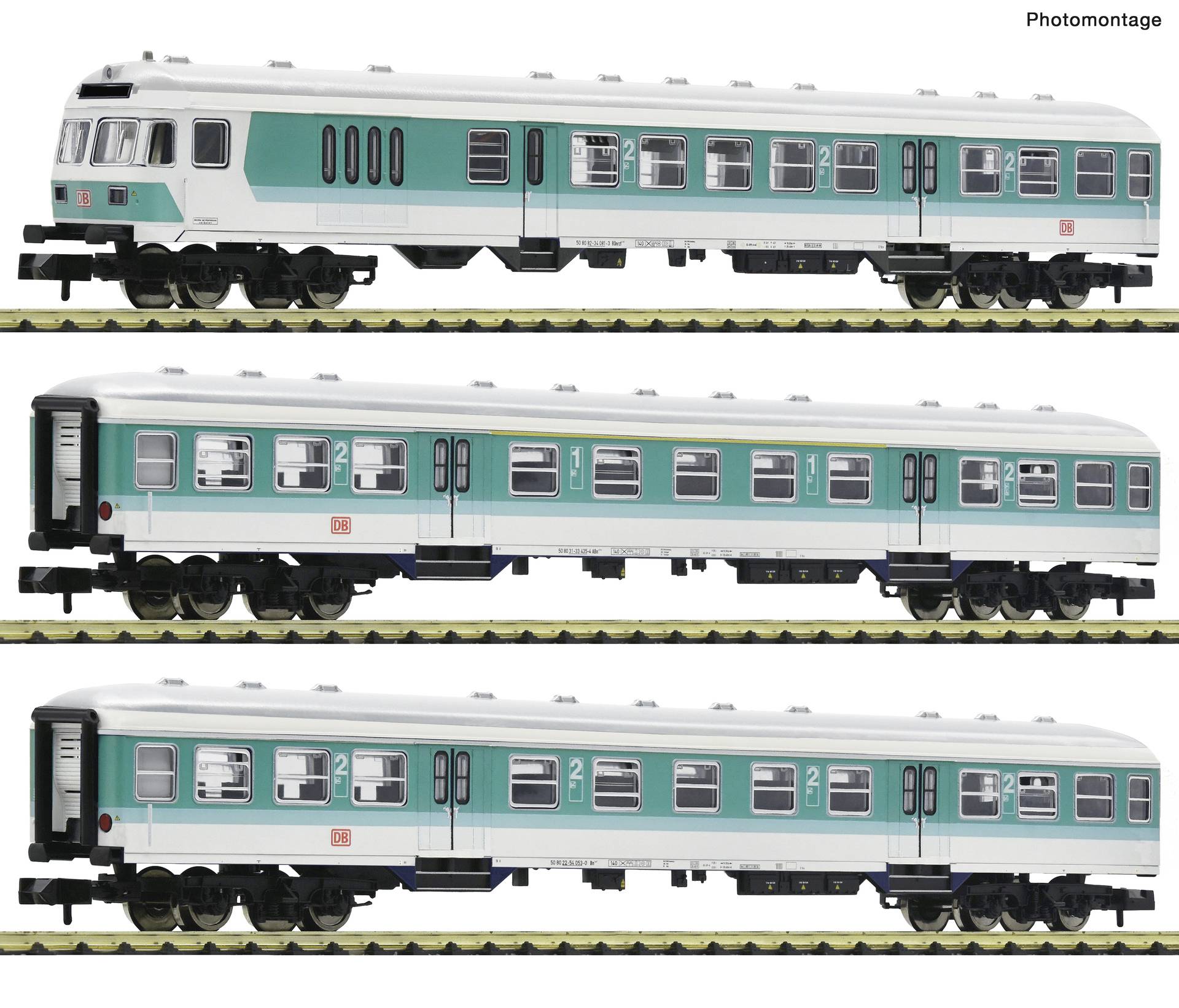 Un train de fret DB Cargo rouge avec deux wagons de marchandises couverts sur les rails, étiqueté « Full Load Solutions » et « DB Cargo ».