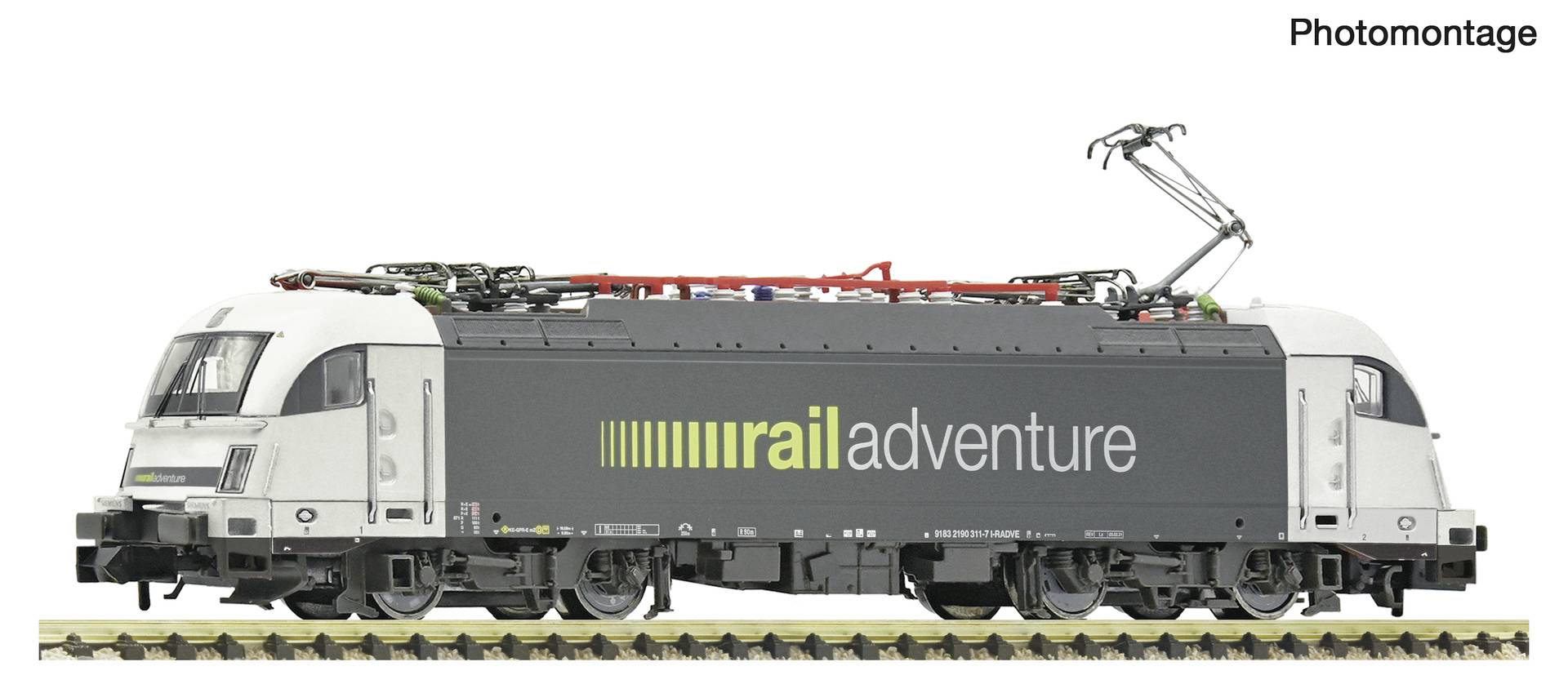 Une locomotive de chemin de fer grise pour une aventure ferroviaire montrée en vue de profil avec un pantographe levé, étiquetée « Photomontage » en haut à droite.