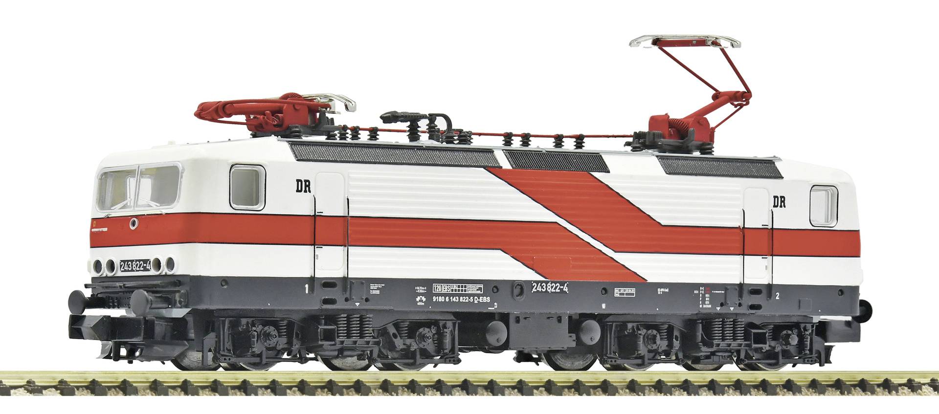 Locomotive électrique blanche et rouge sur une voie ferrée, vue de côté avec les pantographes relevés.
