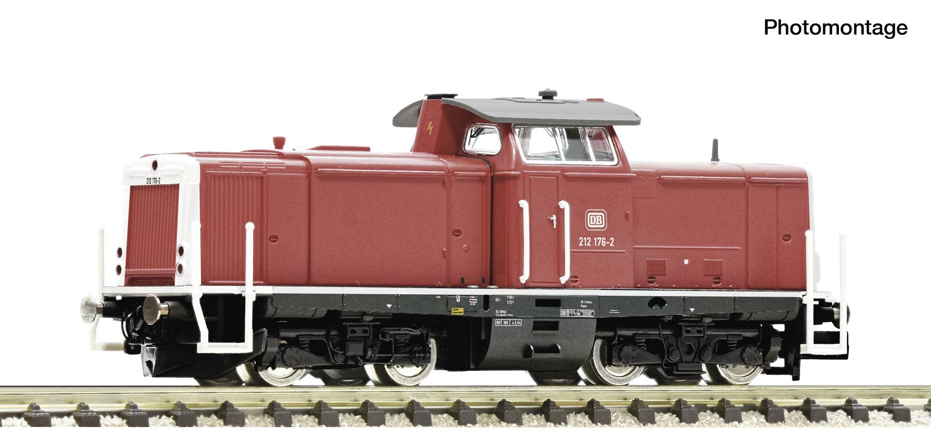 Locomotive diesel rouge sur des voies ferrées, présentée en vue latérale sur un fond blanc.