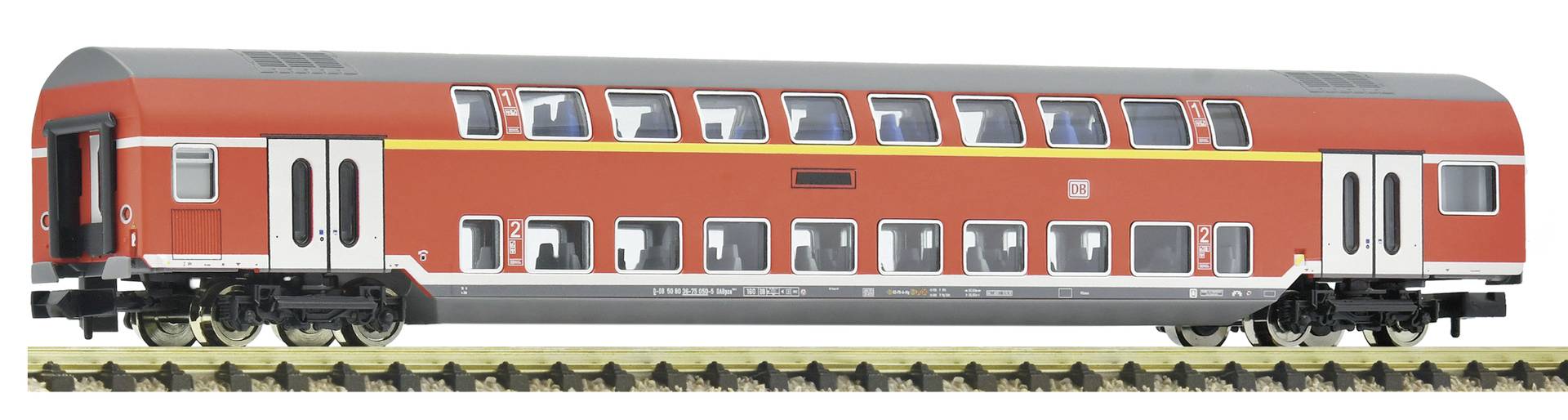 Vue latérale d'un wagon de fret ferroviaire brun avec un conteneur de fret ondulé fermé sur roues, montré isolé sur fond blanc.