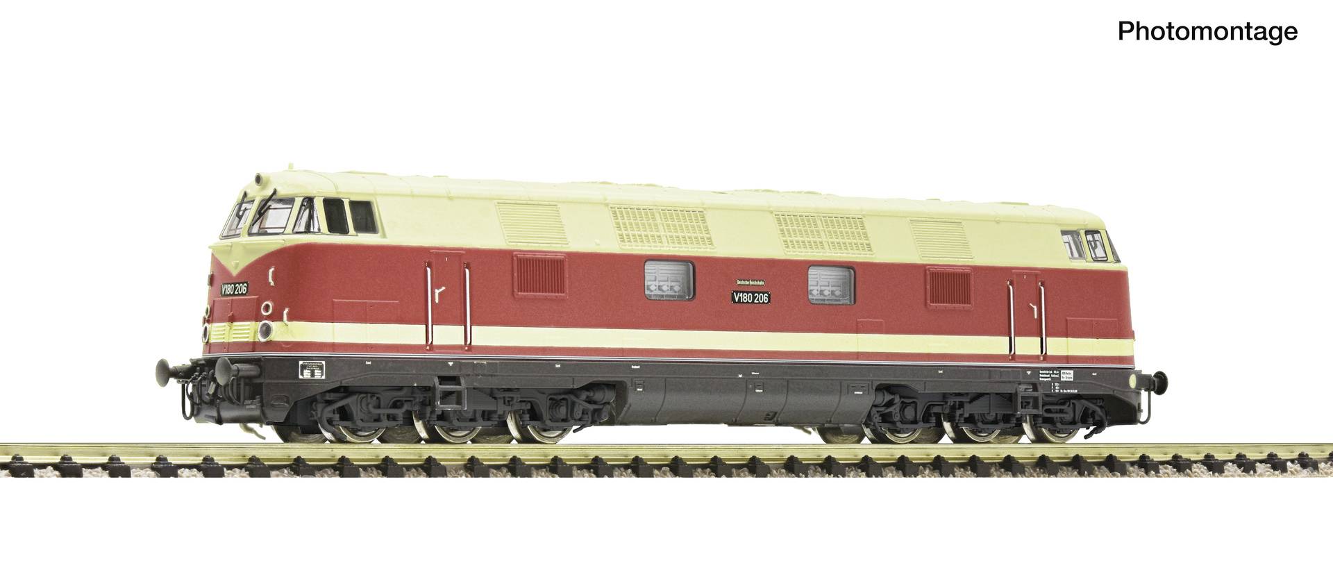 Vue latérale d'une locomotive diesel rouge et crème sur des rails, présentée sous forme de photomontage sur fond blanc.