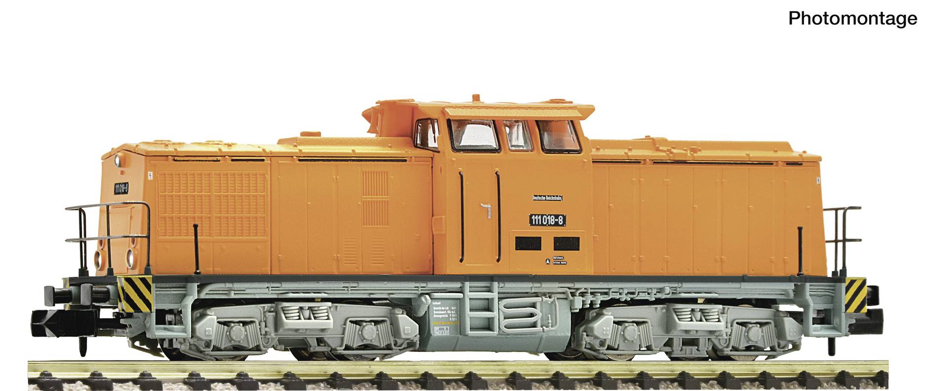 Locomotive électrique rouge présentée en vue latérale sur les rails, avec pantographe levé et logo de la Deutsche Bahn.