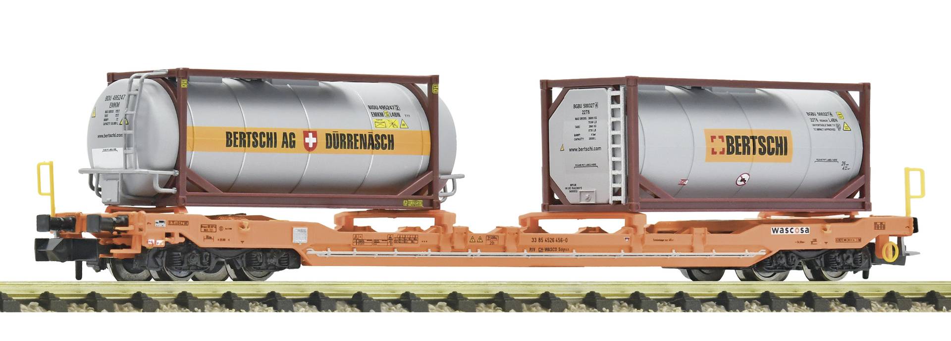 Vue de côté d'un wagon-plat orange transportant deux conteneurs-citernes gris Bertschi, l'un étiqueté « BERTSCHI AG DÜRRenäsch ».